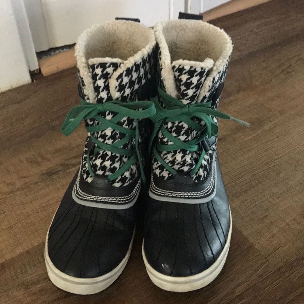 Sorel navy and blue houndstooth boots size 9.5